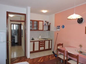 Apartamento econômico, vista para o jardim | Área de estar | TV de tela plana