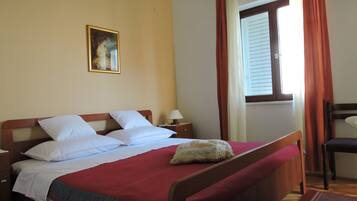 Economy Apartment, Garden View | Blackout curtains, iron/ironing board, free WiFi, bed sheets