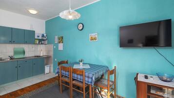 Apartemen Comfort, pemandangan kebun | Ruang makan