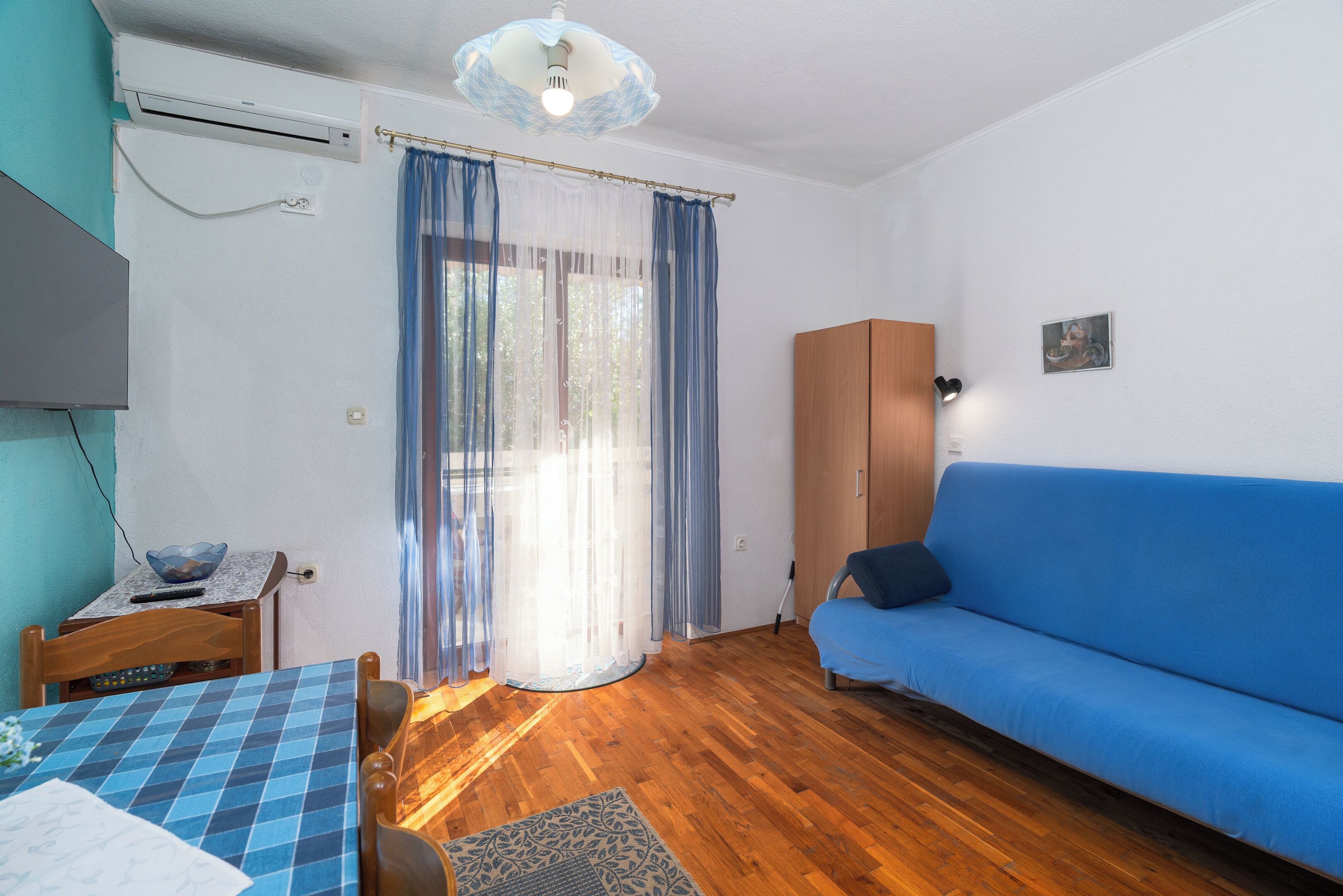 Apartemen Comfort, pemandangan kebun | Area keluarga | TV layar datar