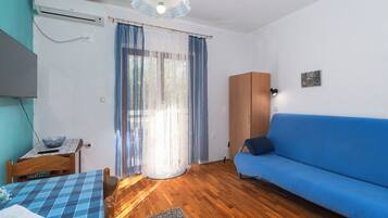Apartemen Comfort, pemandangan kebun | Area keluarga | TV layar datar