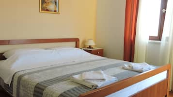 Economy Apartment, Garden View | Blackout curtains, iron/ironing board, free WiFi, bed sheets