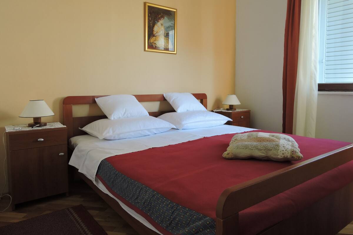 Economy Apartment, Garden View | Blackout drapes, iron/ironing board, free WiFi, bed sheets