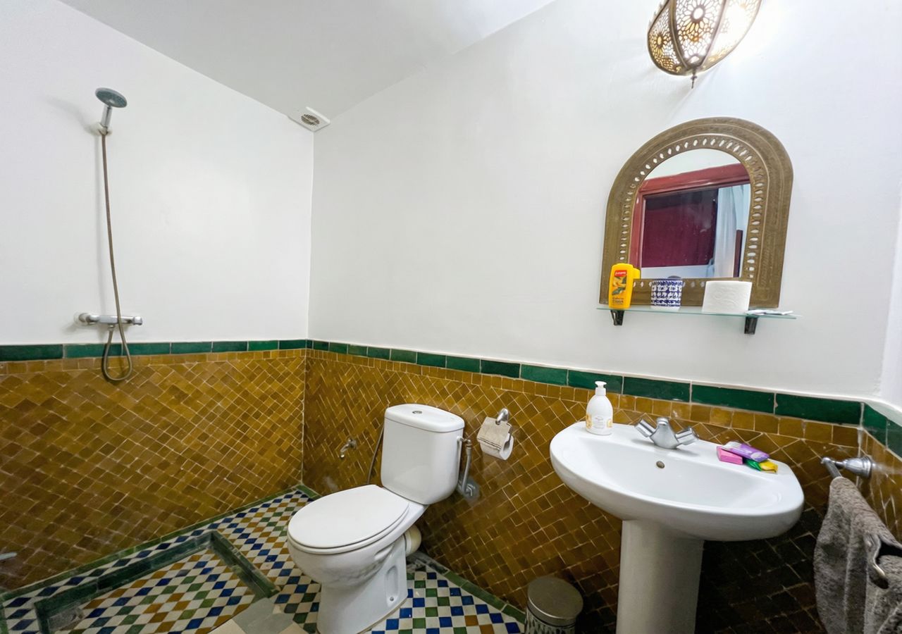 Un baño con inodoro, lavamanos y ducha.