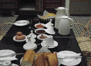 Desayuno con opciones de la cocina local incluido todos los días
