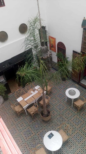 Se sirven desayunos, almuerzos y cenas; cocina marroquí