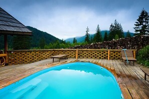 Outdoor pool, sun loungers - Koruna (Tatariv)