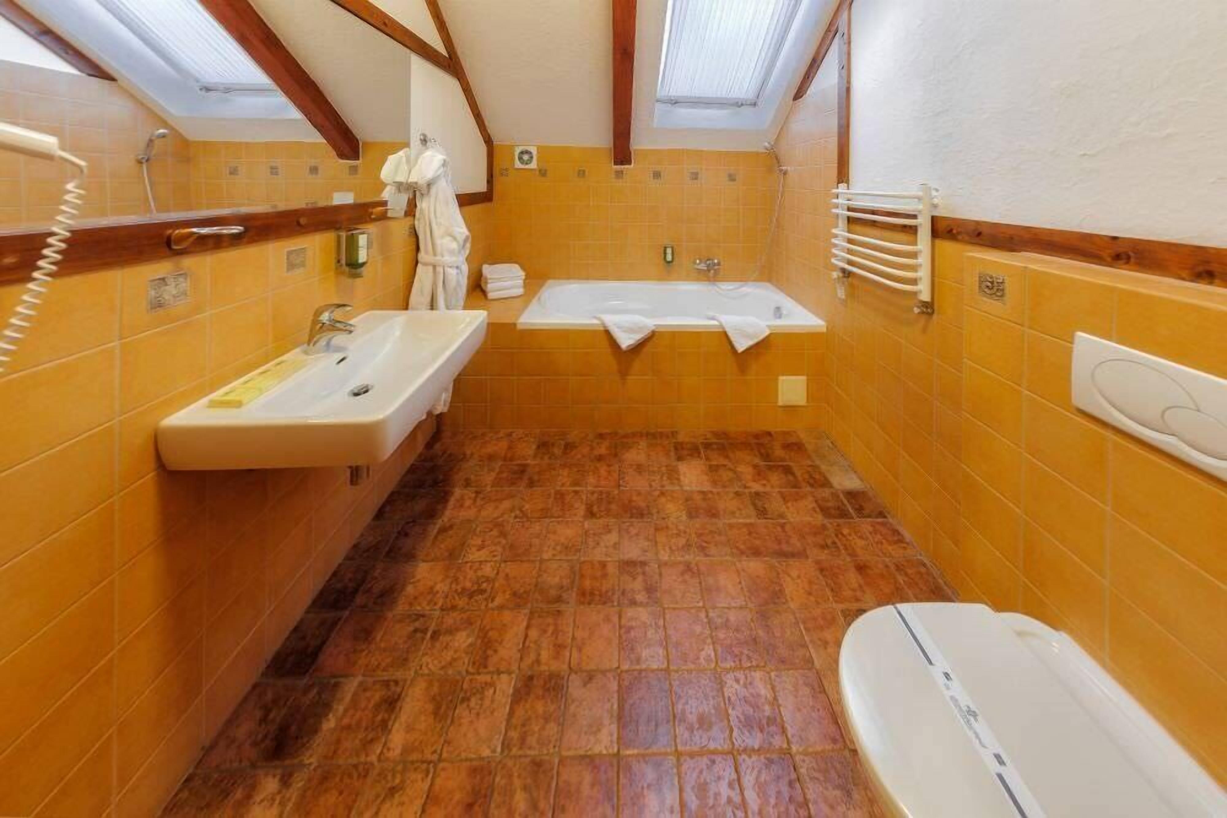 Une petite salle de bain avec un lavabo, une baignoire et une douche.