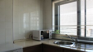 Una cocina equipada con microondas, estufa y lavaplatos.