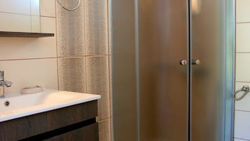 Estudio, vista al mar | Baño | Regadera, secadora de cabello, toallas