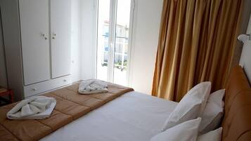 Studio, Sea View | In-room safe, free cots/infant beds, free WiFi, bed sheets