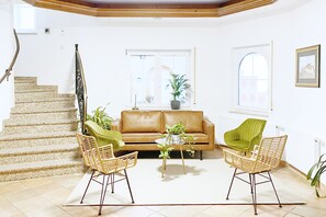 Coin salon dans le hall