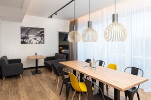 ซูพีเรียอพาร์ทเมนท์, 2 ห้อ งนอน, ระเบียง | บริเวณนั่งเล่น | ทีวีจอแบน 85 ซม. พร้อมช่องเคเบิล, ทีวี