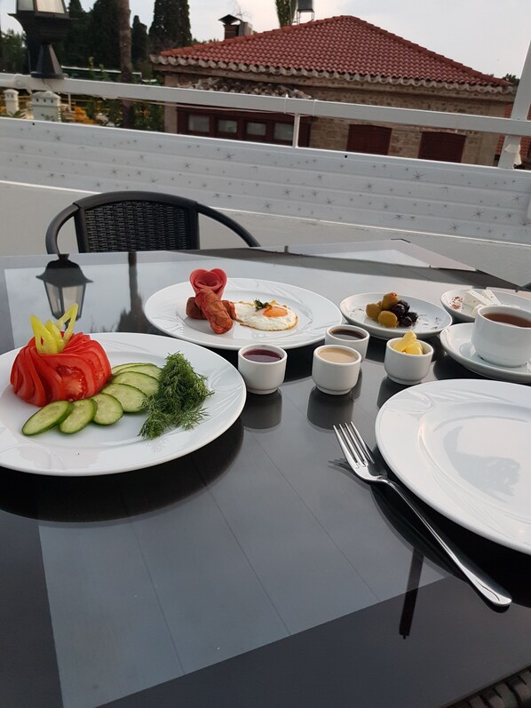 Free daily local cuisine breakfast - Paradise Hotel (Antalya)