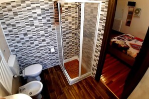 Artículos de tocador gratuitos, secador de pelo, batas, pantuflas
