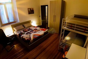 Escritorio, cortinas blackout y sistema de insonorización