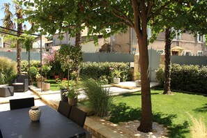 Property entrance - La Glycine Blanche (Pomas)