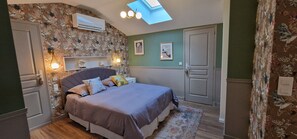 Premium bedding, memory-foam beds, individually decorated - La Glycine Blanche (Pomas)