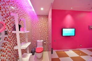Classic-Doppelzimmer | Badezimmer | Kostenlose Toilettenartikel, Haartrockner, Hausschuhe, Handtücher