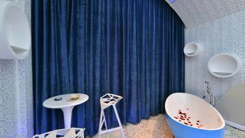 Luxury Double Room with Round Bed | Deep soaking bathtub