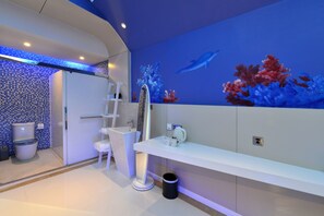 Artículos de tocador gratuitos, secador de pelo, pantuflas, toallas