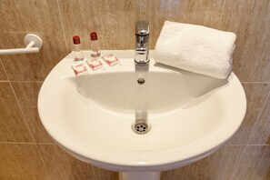 Vierbettzimmer, Mehrere Betten | Badezimmer | Dusche, kostenlose Toilettenartikel, Handtücher