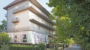 A multi-story building with balconies, large windows, and a pathway lined with greenery. - Hotel Mirage Bellaria (Bellaria-Igea Marina)