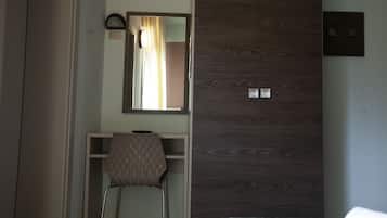 Eenpersoonskamer, balkon | Een minibar, een kluis op de kamer, een bureau, babybedden (toeslag)