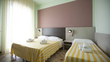 Minibar, Zimmersafe, Schreibtisch, Babybetten