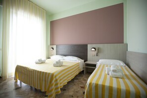 Minibar, in-room safe, desk, cots/infant beds - Hotel Mirage Bellaria (Bellaria-Igea Marina)
