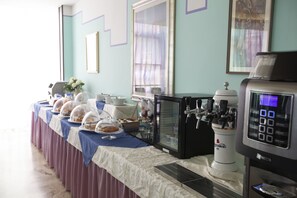 A buffet setup with a coffee machine and a refrigerator. - Hotel Mirage Bellaria (Bellaria-Igea Marina)