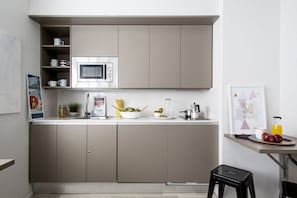 Private kitchen - Residencia Universitaria Resa Claudio Coello - Campus Accomodation (Madrid)
