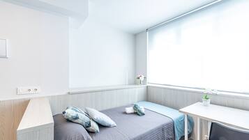 Comfort studio | Een bureau, geluiddichte muren, een strijkplank/strijkijzer, gratis wifi