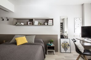 Desk, soundproofing, iron/ironing board, free WiFi - Residencia Universitaria Resa Claudio Coello - Campus Accomodation (Madrid)