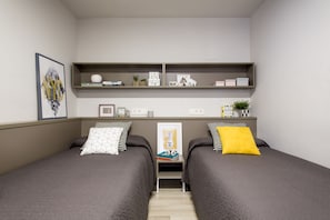 Bureau, chambres insonorisées, fer et planche à repasser, Wi-Fi gratuit
