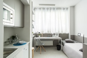 Desk, soundproofing, iron/ironing board, free WiFi - Residencia Universitaria Resa Claudio Coello - Campus Accomodation (Madrid)