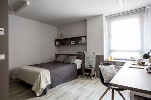 Escritorio, sistema de insonorización y tabla de planchar con plancha 