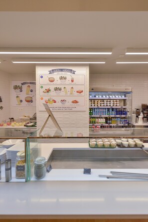 Café da manhã continental todos os dias (EUR 4 por pessoa) 