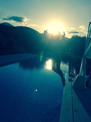 Piscina externa sazonal, guarda-sóis, espreguiçadeiras