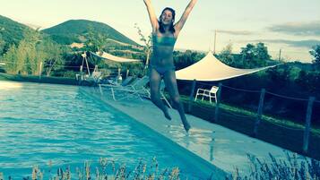 Piscine extérieure (ouverte en saison), parasols de plage