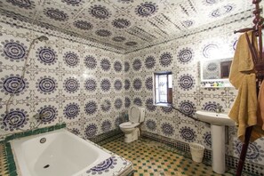 Quadruple Room, Multiple Beds | Bathroom | Free toiletries, hair dryer, towels - Dar Bouanania (Fes)