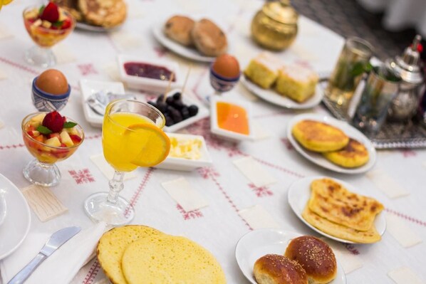 A breakfast buffet with various dishes and beverages. - Dar Bouanania (Fes)