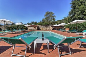 Outdoor pool, pool umbrellas, pool loungers - Agriturismo Villa Rosselmini (Calci)