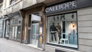 Ein Schaufenster mit Kleiderpuppen, die Kleidung präsentieren.