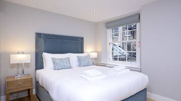 Classic Studio, 1 King Bed | In-room safe, desk, iron/ironing board, travel crib