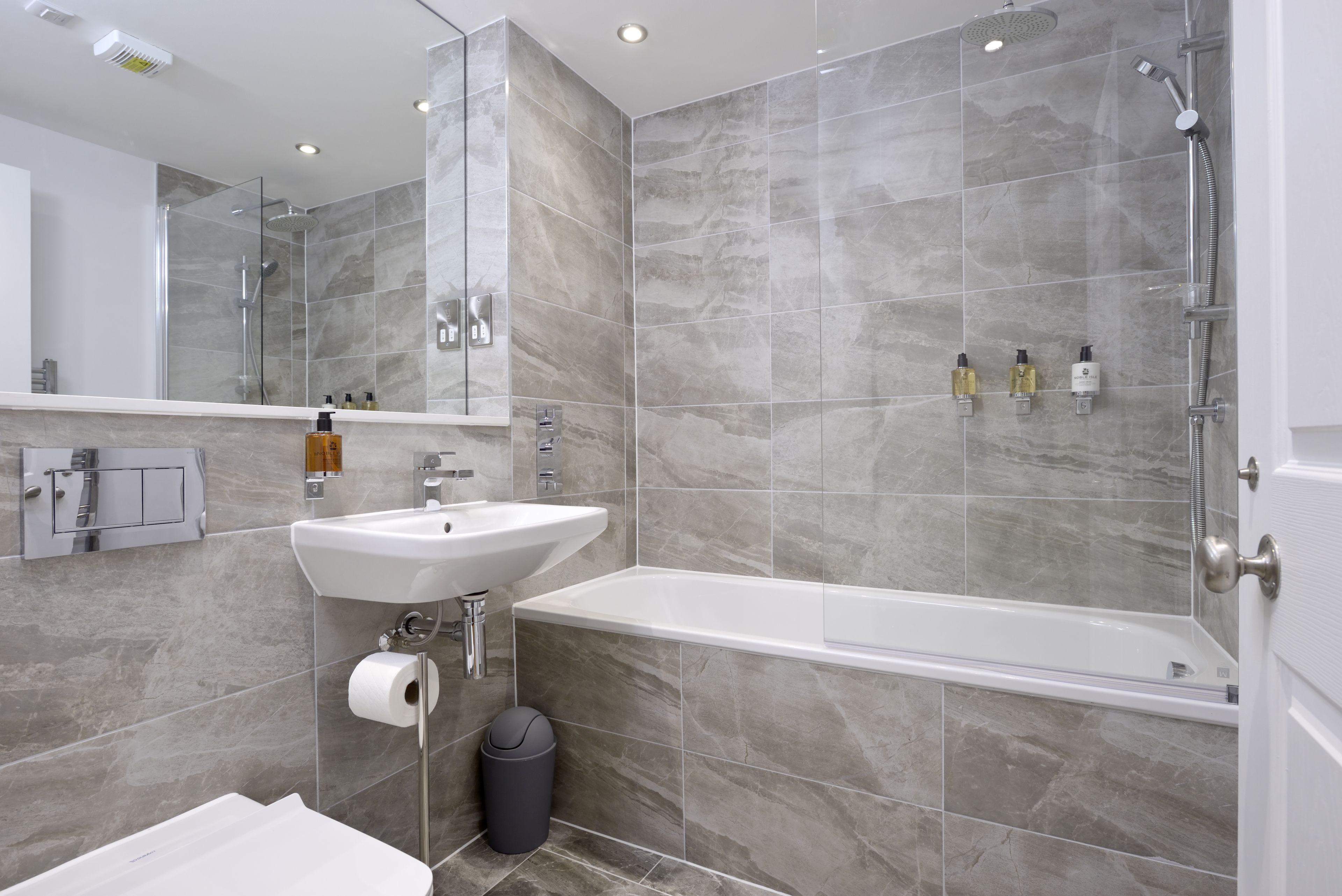 Classic Studio, 1 King Bed | Bathroom | Free toiletries, hair dryer, towels, soap