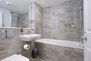 Studio – classic, 1 kingsize-seng | Bad | Toalettartikler (inkludert), hårføner, håndklær og såpe