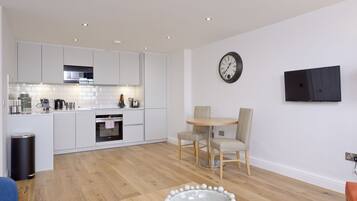 Tam boy buzdolabı, mikrodalga fırın, fırın, set üstü ocak