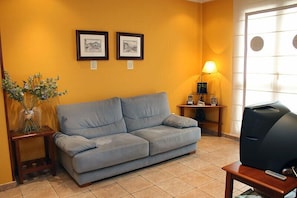 Family Room | Blackout curtains, free cots/infant beds, rollaway beds, free WiFi - La Estrada (Parres)