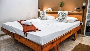 Cortinas blackout, tabla de planchar con plancha y cunas 